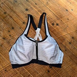 Victoria’s Secret Knockout gray front clasp 34C bra